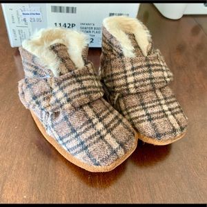 Minnetonka Sawyer bootie size 2